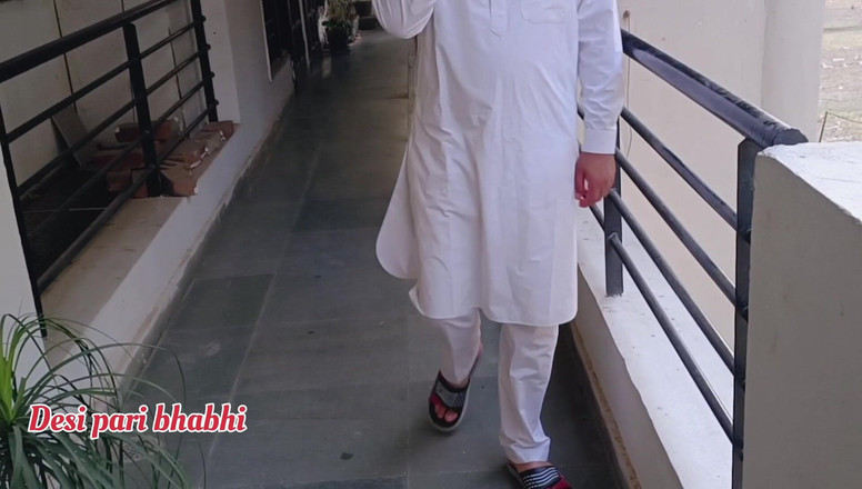 Desi Pari Bhabhi: 家庭主妇哥为了房租与房东发生性关系