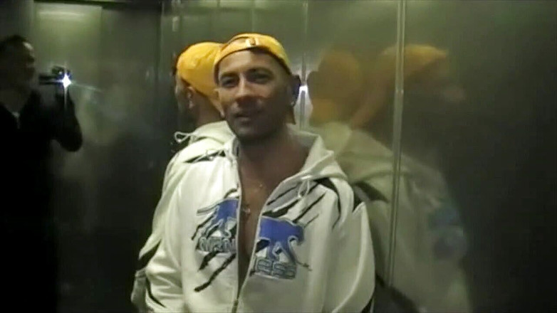 Gaybareback: セクシーな若いアラブ積による大きなディックで彼の地下室