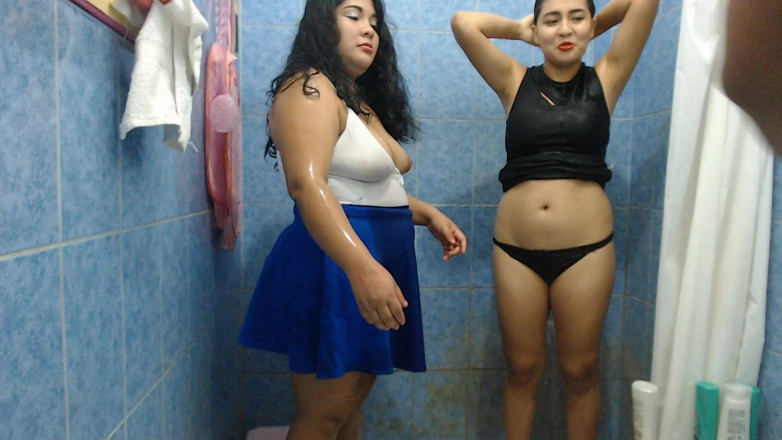 Jsexycouple17: 義理の姉妹がおしっこをかけ合い、夫におしっこをかけられながらレズビアンのシャワーを浴びる最高の動画