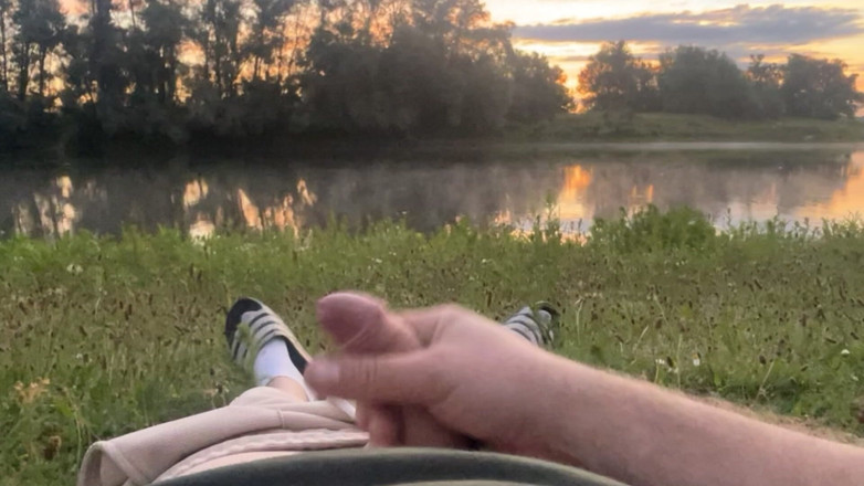 Riskiedik: Playing in the Morning at a Lake