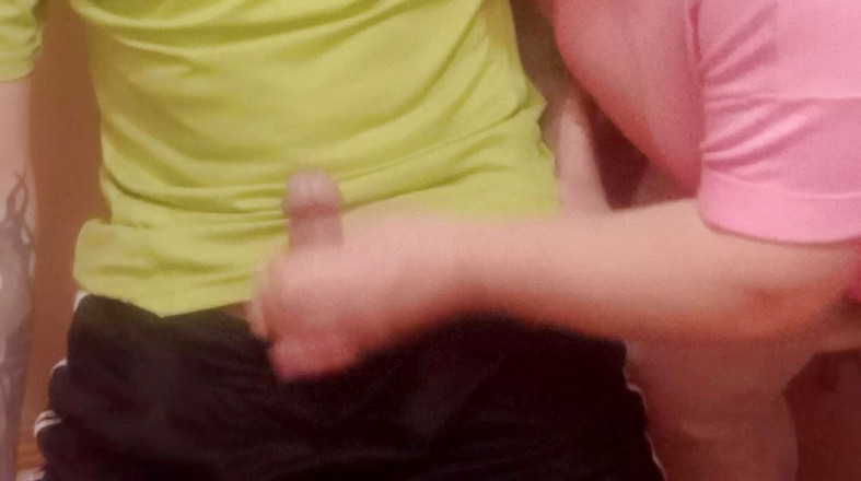 Zona901: Seorang wanita ngocok kontolku close up