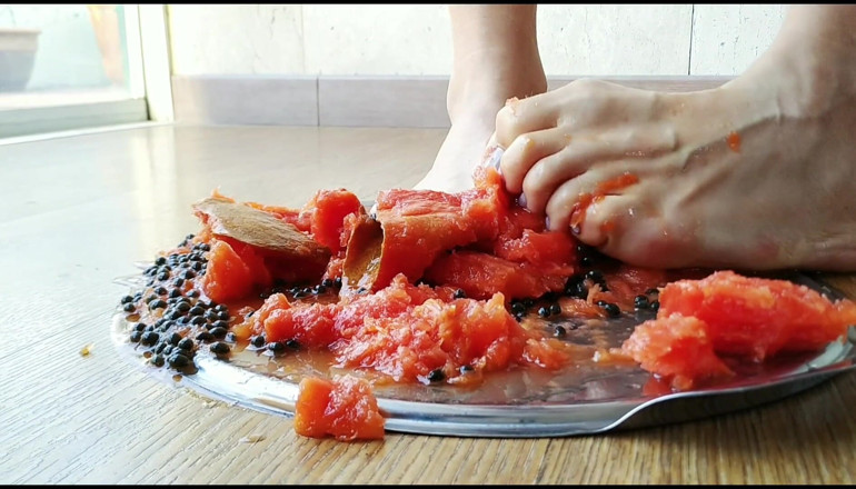 Clios Hot World: Crushing a papaya with naked feet and licking clean