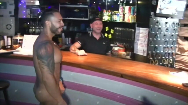 Gaybareback: Viktor Rom fickt ohne gummi in einer bar
