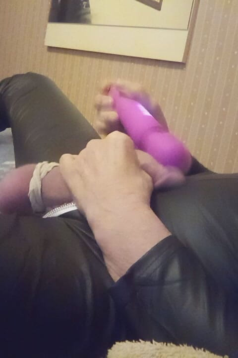 Mellissa: Mellissa speelt met haar kleine en spuit op haar nieuwe...