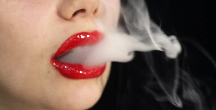 Goddess Misha Goldy: Lábios vermelhos brilhantes fumando ...