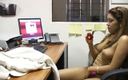 Radical pictures: Bedårande Nautica Thorn onanerar på sitt kontor