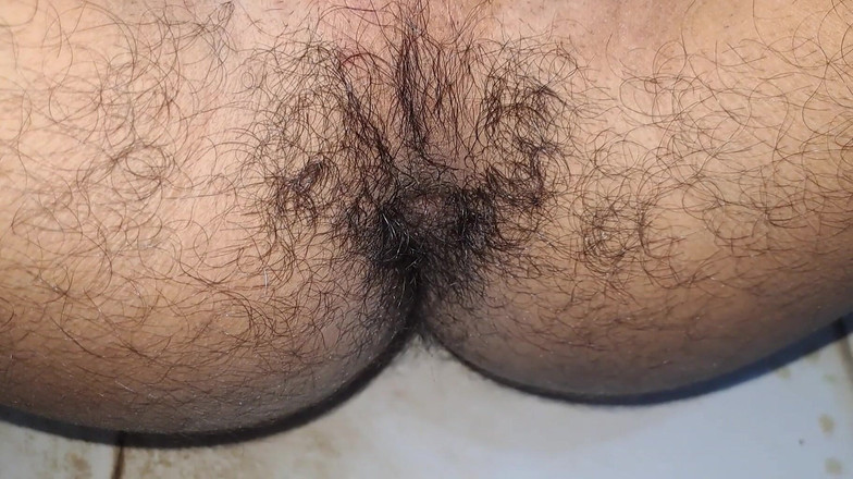 Desi_Porn_India: Ung sexig pojke som visar sin hårda röv i full...