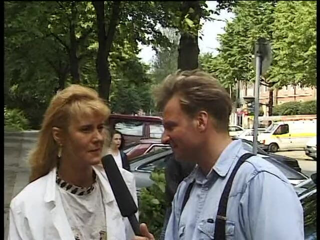 Lucky Cooch: Blonde milf geeft een interview