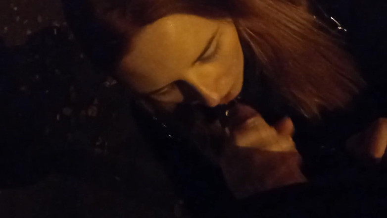 SweetAndFlow: Vysokoškolačka sála na ulici poblíž domu a dostala sperma do...