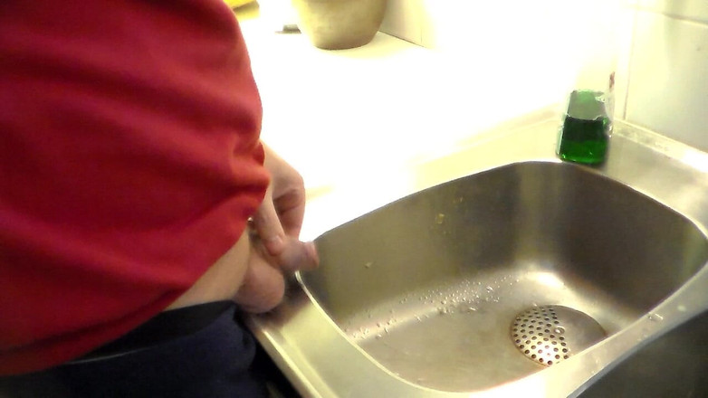 Sex hub male: John sika w zlewie kuchennym