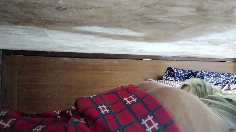 Riyathakur: घर की पत्नी घर पर अपनी चूत साफ करती है