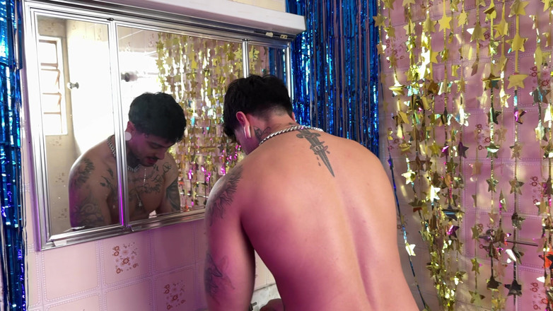 Quente club: 浴室里的金发女郎满足了万圣节派对上兴奋者的愿望