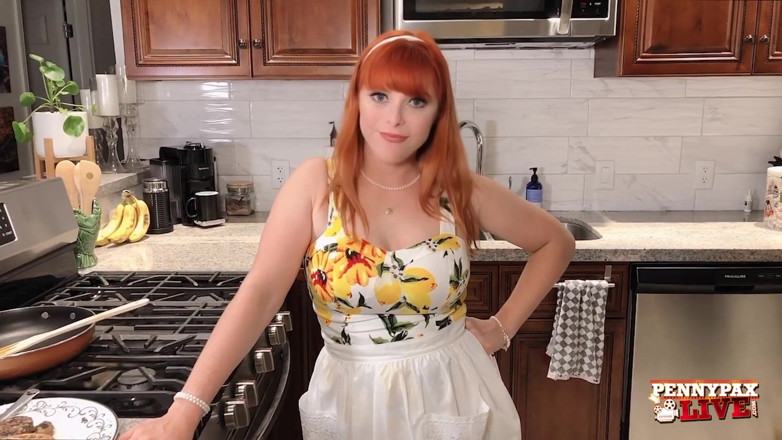 Penny Pax: Penny Pax joue avec sa chatte sexy dans la cuisine