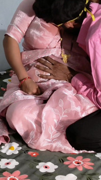 Desi bhabhi disetubuhi dalam posisi yang berbeda dalam saari pink