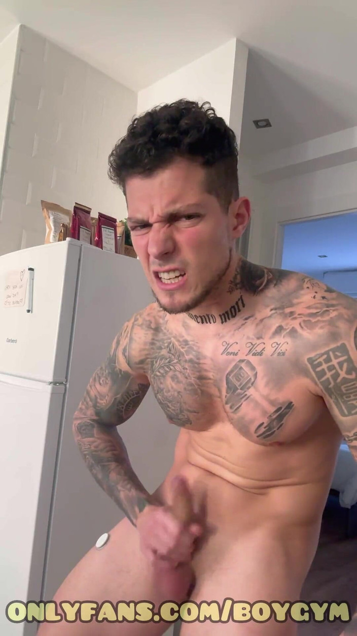 BoyGym: Svalnatý potetovaný chlap s tlustým ptákem mluví sprostě s tebou...