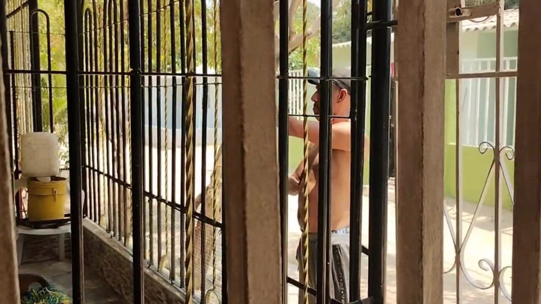 Adribella69: 隣人に助けを求めて誘惑し、彼の大きなチンポで私の大きなアソコを抱くことにしました