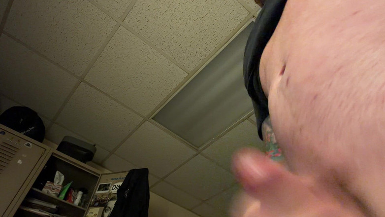 Tatted Daddy: Boşalmak için mastürbasyon yapıyor