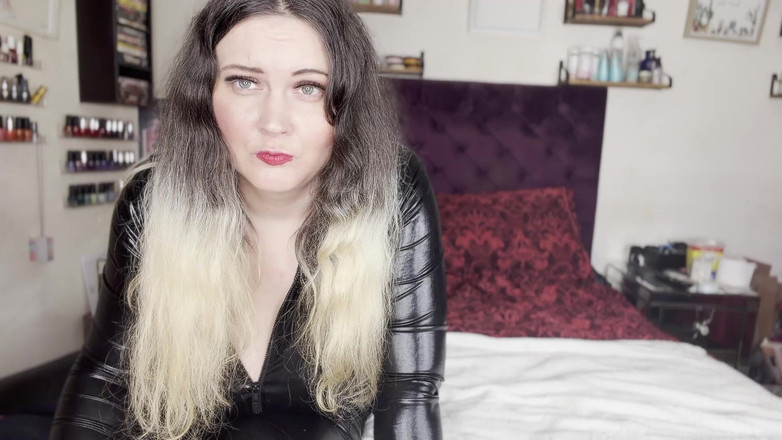 MissFFW: Bà chủ ffw đi tiểu trong bát để cho người thua cuộc...