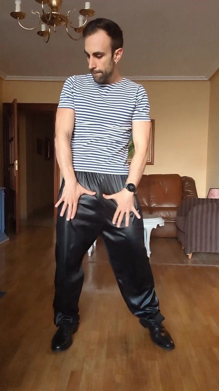 Zeus Ray: Я роблю, одягнений у військову сукню