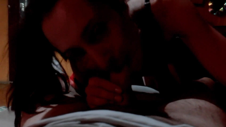 Marian sofar: Si Dia menghisapnya seperti gila dengan batang lain dalam pantatnya