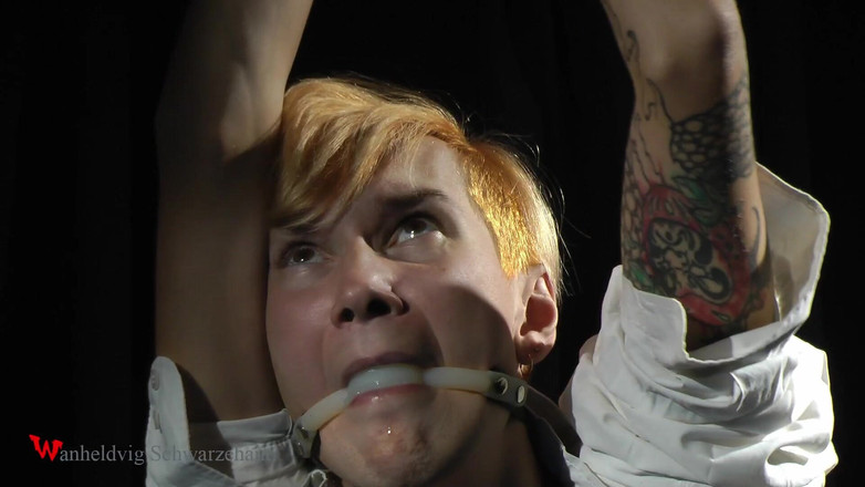 Wanheldvig: Nicky ligotée et chatouille