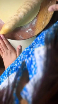La zia calda indiana desi viene scopata da un ragazzo vicino mentre al mattino cucinava mentre lo zio non è a casa