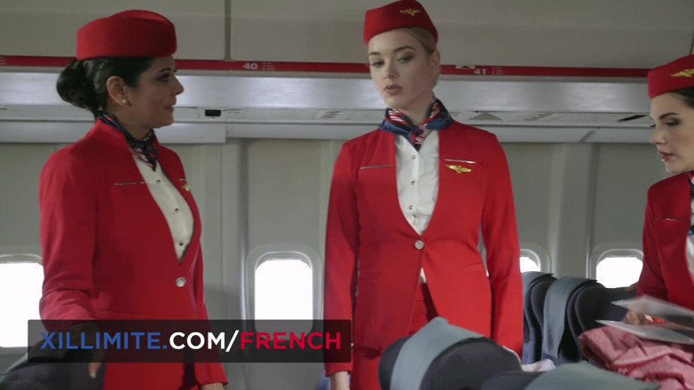 French girls at work: Den vackra flygvärdinnan överlämnar sig till piloten