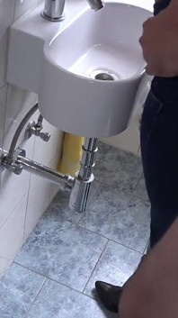 Šukání v otevřeném okně