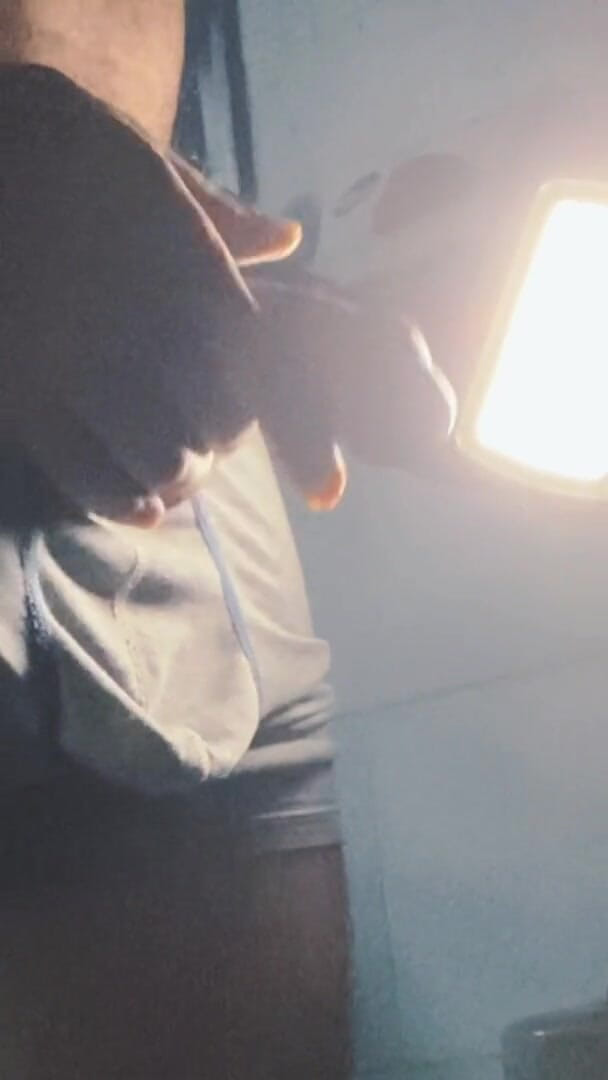 Latin mature king: Uomo macho che urina con il suo grosso cazzo