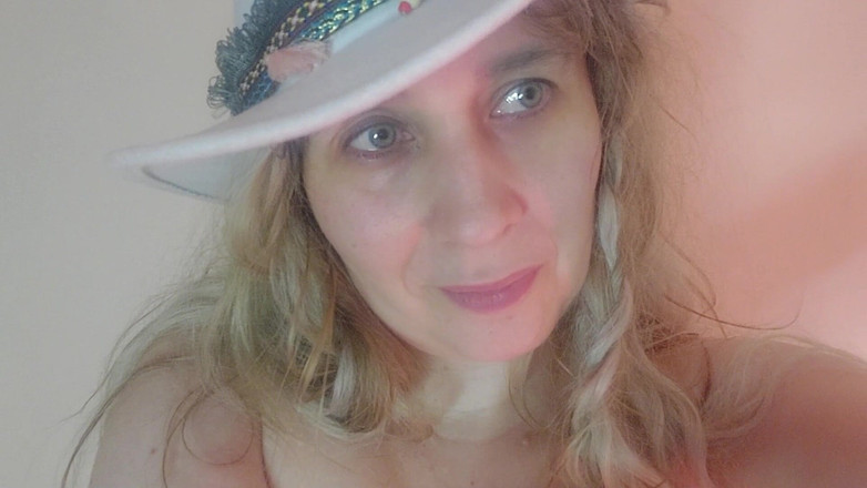 Nicolette69w: Cewek itu lagi asik muasin memeknya pakai dildo