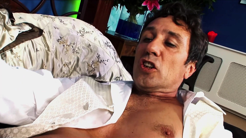 FapFlare: 裕福な愛人が執事との情熱的なセッションで潮吹き