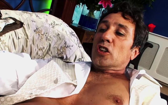 FapFlare: Zengin sahibe kahyasıyla tutkulu seansta fışkırtıyor