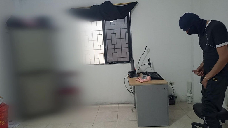 NEGRITA SEXY: Moja przyrodnia siostra czyści mój pokój, a następnie wychodzi, a...