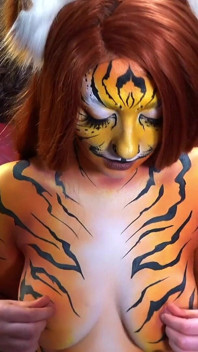 Tiger-mädchen bodypaint lutscht und fickt