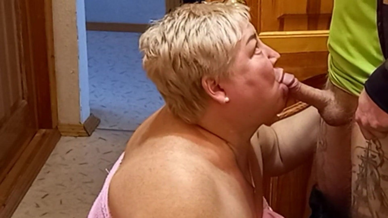 Zona901: The courier fucks me doggy style in the pussy after...