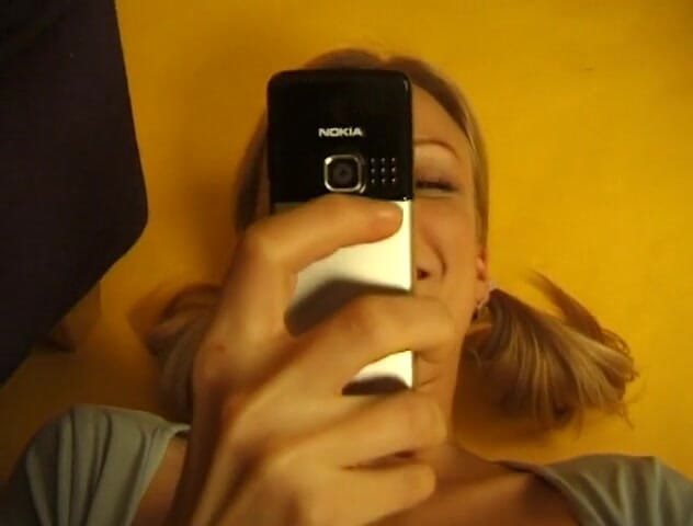 Flash Model Amateurs: Blondine mit kleinen titten reibt ihren nassen kitzler