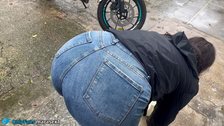 MaRaSexx: मैं अपने पड़ोसी से दूध खरीदती हूं, वह मेरा अनुसरण करती है और मेरे सभी दूध का आनंद लेती है।