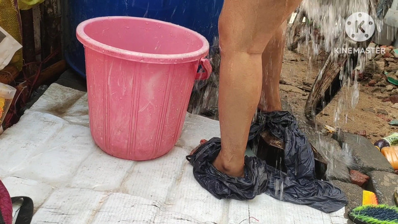 Anita yadav: Suri rumah India bermandi di luar dengan