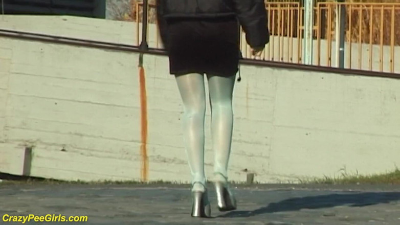 Crazy pee girls: Pantyhose girl pees on the staircase