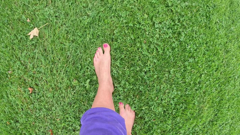 Emma Voyeur: 白い靴下の女の子屋外の足の崇拝