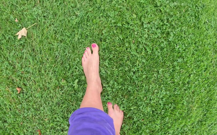 Emma Voyeur: Gadis dengan kaus kaki putih lagi asik muasin kaki di...
