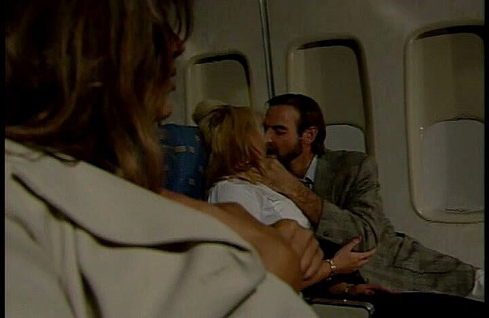 Perfect Porno: İri göğüslü ateşli hostes büyük memeli kovboy mastürbasyon yaparken kaptan...