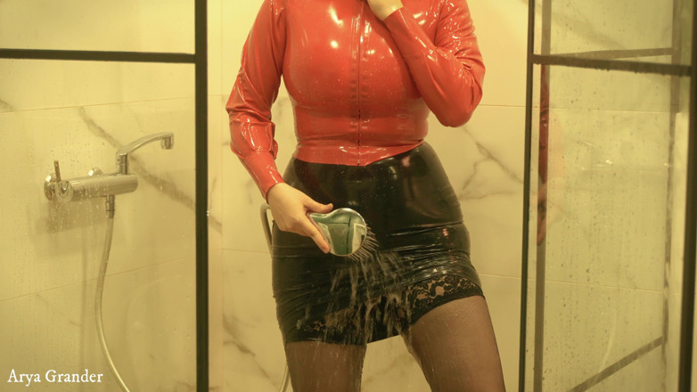 Arya Grander: Sexy MILF in latex rubber - Shower striptease