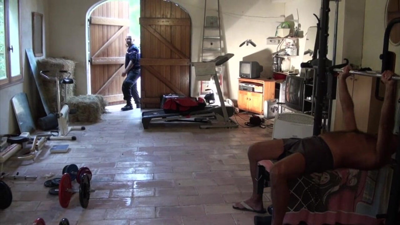 AMATOR PORN MADE IN FRANCE: Two seyx hairy bears fucking in musculation room