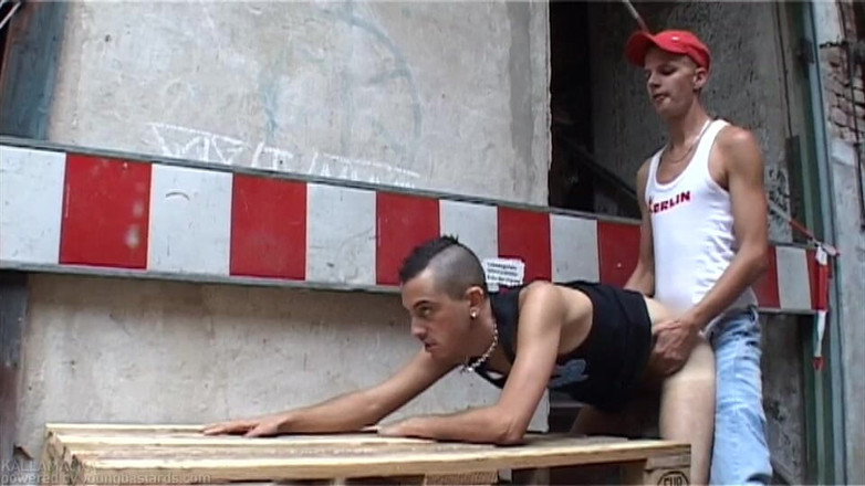 Young Bastards: Nikes da trắng đụ vảy