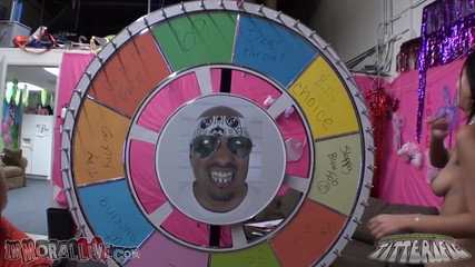 Immoral Live: Terça-feira titterific com Nadia Noel de 18 anos com seus peitos...