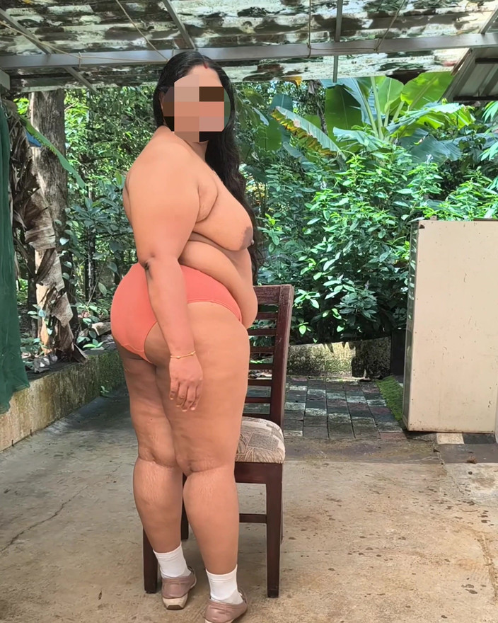 Anne Ipe: 穿着黑色杰克的胖乎乎的印度女孩为相机完全脱衣服