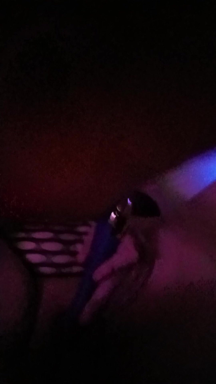 Mz squirt 4 u: 이 뚱뚱한 보지를 가지고 노는 중