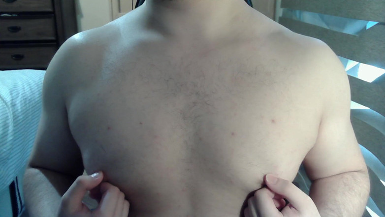 Himbo_Fox: М'язистий спортсмен грає зі своїми сосками на камеру