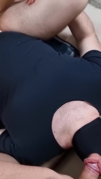 Bisexueller ehemann teilte seine frau mit einem freund. Dreier. Mfm. Cuckold. Komplette Szene. 4K (2501)